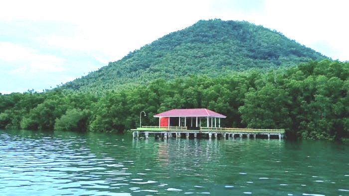 Kawasan-ekowisata-Posi-posi-Kusu-Lenge-dilihat-dari-laut